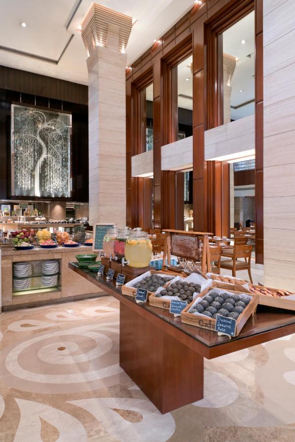 Hyatt Regency Delhi Hotel New Delhi Exterior foto The buffet at the lobby