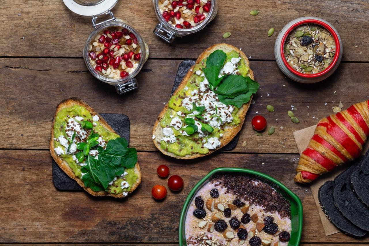 Hyatt Regency Delhi Hotel New Delhi Exterior foto Avocado on toast with feta cheese