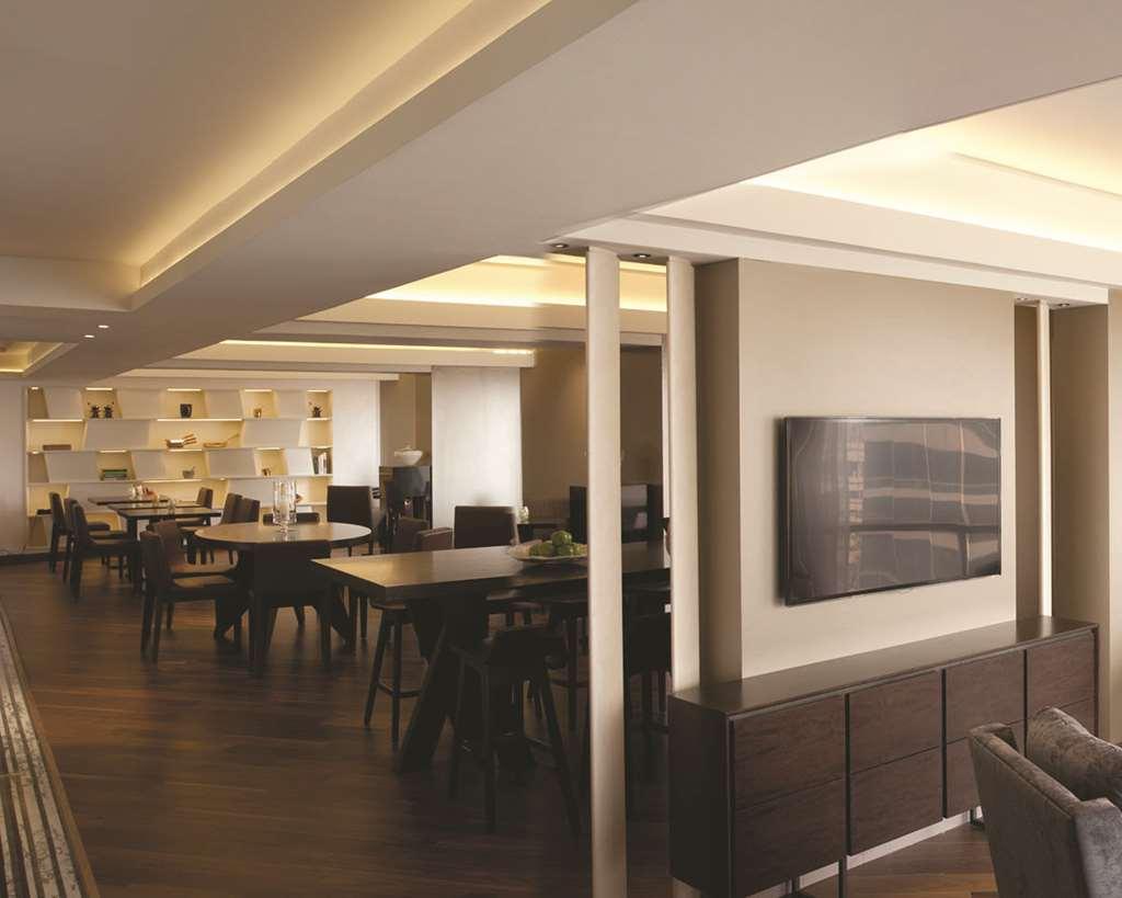 Hyatt Regency Delhi Hotel New Delhi Restaurant foto The Club at London Heathrow Airport