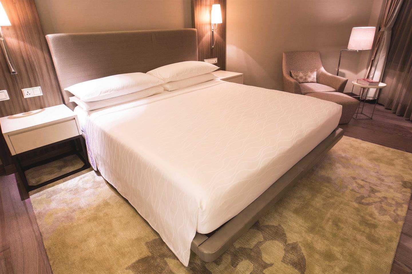 Hyatt Regency Delhi Hotel New Delhi Exterior foto A bed with a duvet cover